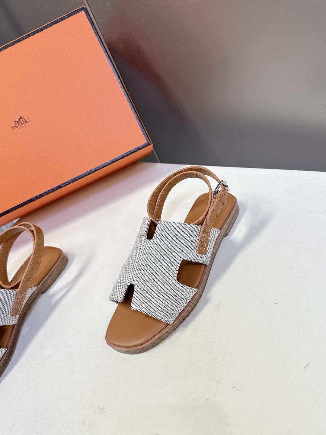 HERMES爱马仕春夏最新款H型凉鞋超多明星网红种草 这是爱马仕标志性的H型镂空设计凉鞋 是法式优雅与夏