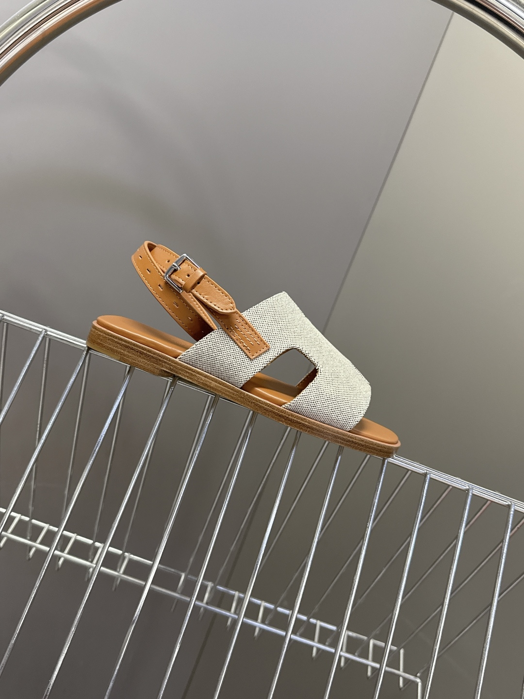 HERMES爱马仕春夏最新款H型凉鞋超多明星网红种草 这是爱马仕标志性的H型镂空设计凉鞋 是法式优雅与夏