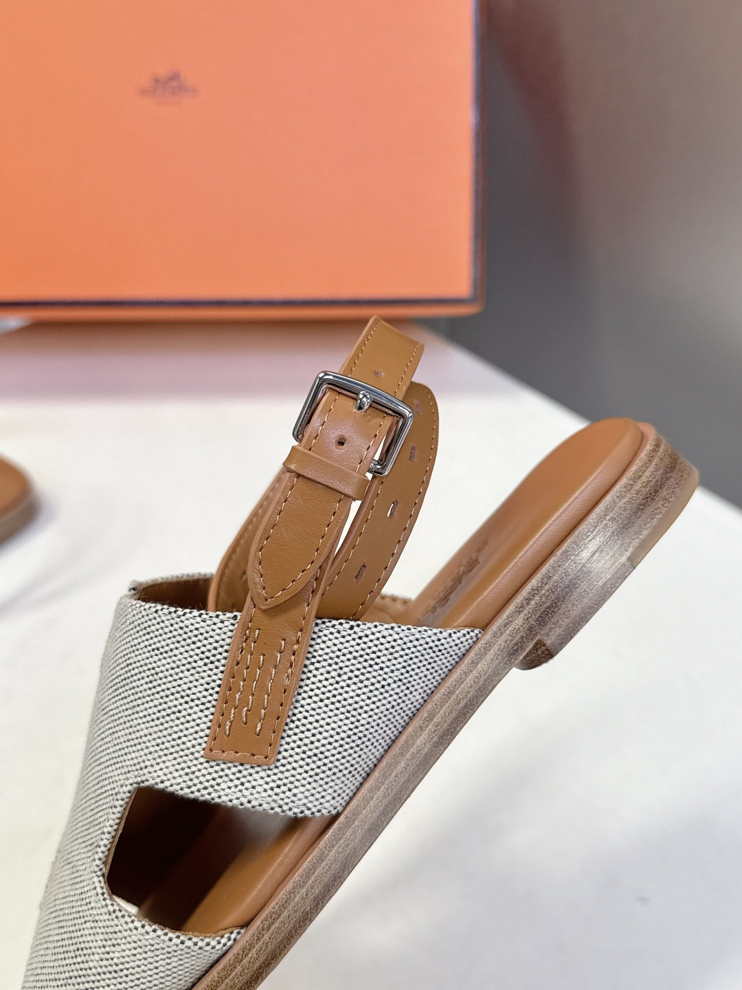 HERMES爱马仕春夏最新款H型凉鞋超多明星网红种草 这是爱马仕标志性的H型镂空设计凉鞋 是法式优雅与夏