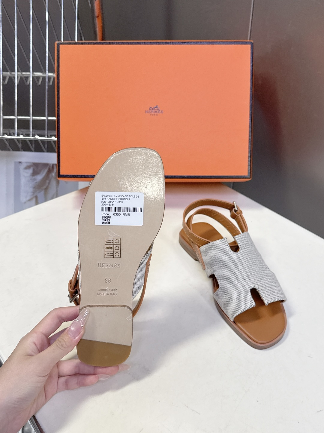 HERMES爱马仕春夏最新款H型凉鞋超多明星网红种草 这是爱马仕标志性的H型镂空设计凉鞋 是法式优雅与夏