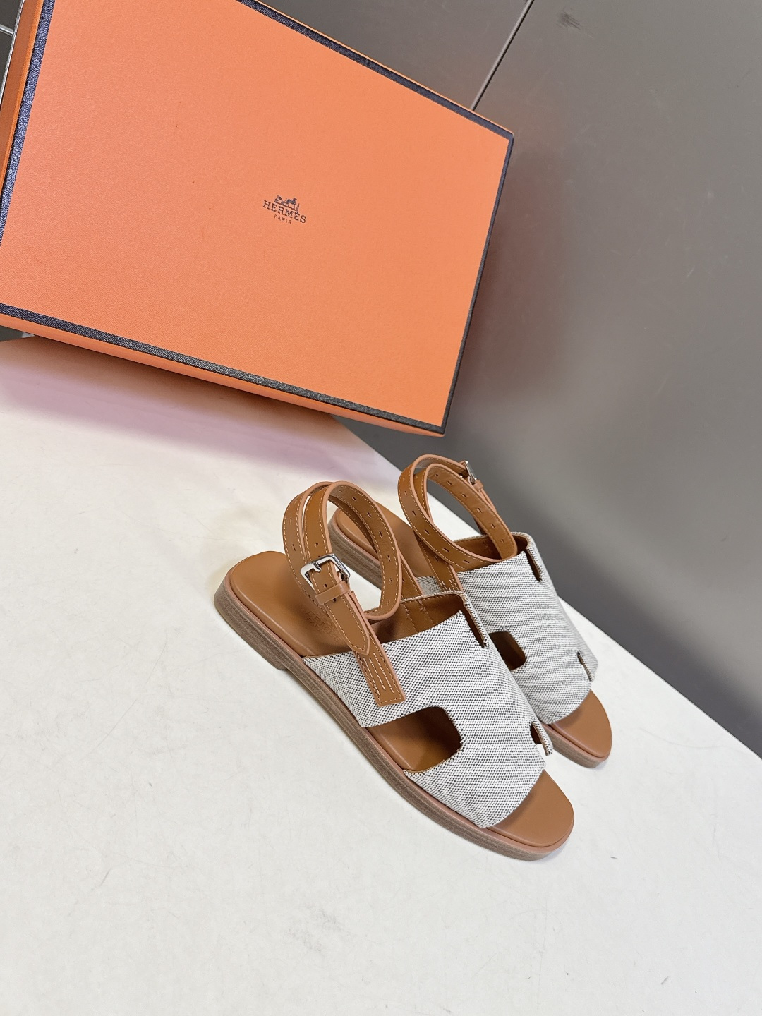 HERMES爱马仕春夏最新款H型凉鞋超多明星网红种草 这是爱马仕标志性的H型镂空设计凉鞋 是法式优雅与夏