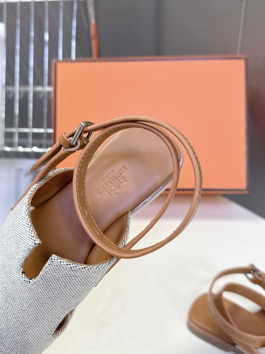 HERMES爱马仕春夏最新款H型凉鞋超多明星网红种草 这是爱马仕标志性的H型镂空设计凉鞋 是法式优雅与夏