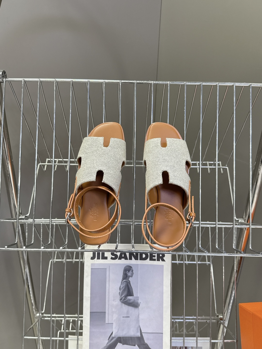 HERMES爱马仕春夏最新款H型凉鞋超多明星网红种草 这是爱马仕标志性的H型镂空设计凉鞋 是法式优雅与夏