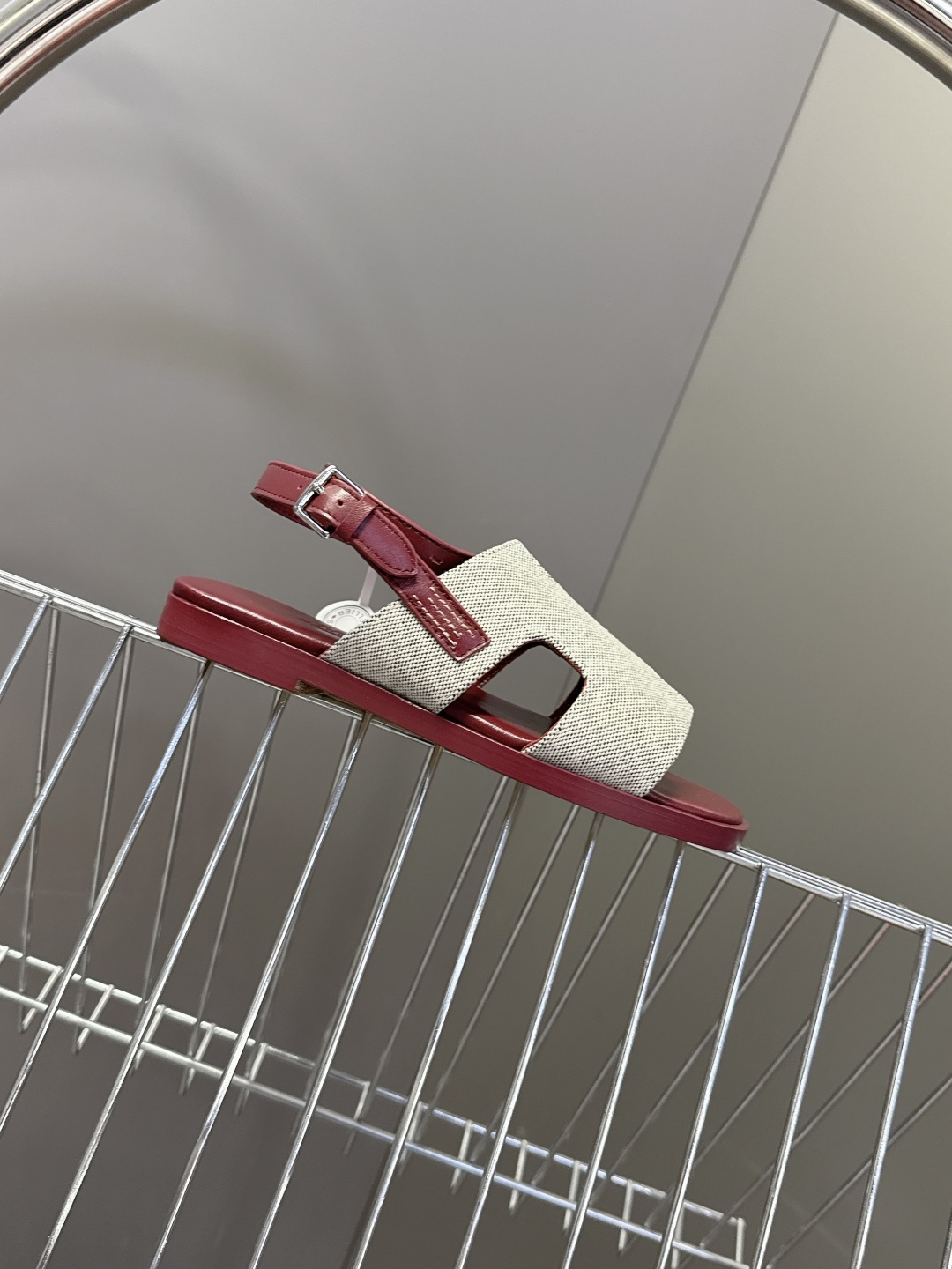 HERMES爱马仕春夏最新款H型凉鞋超多明星网红种草 这是爱马仕标志性的H型镂空设计凉鞋 是法式优雅与夏