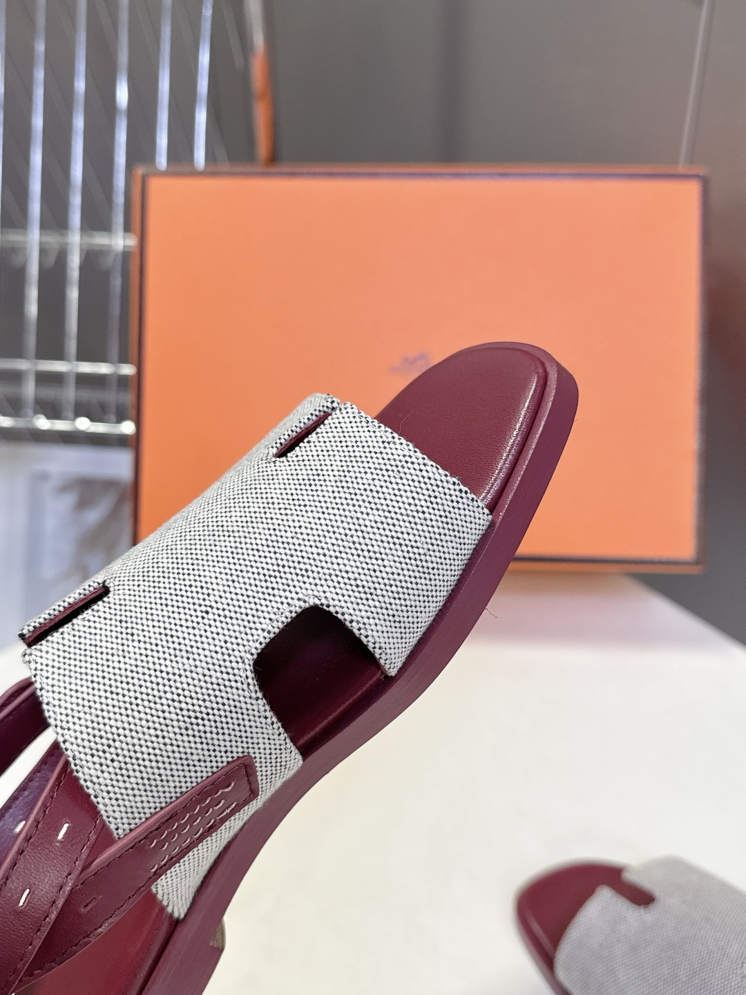 HERMES爱马仕春夏最新款H型凉鞋超多明星网红种草 这是爱马仕标志性的H型镂空设计凉鞋 是法式优雅与夏