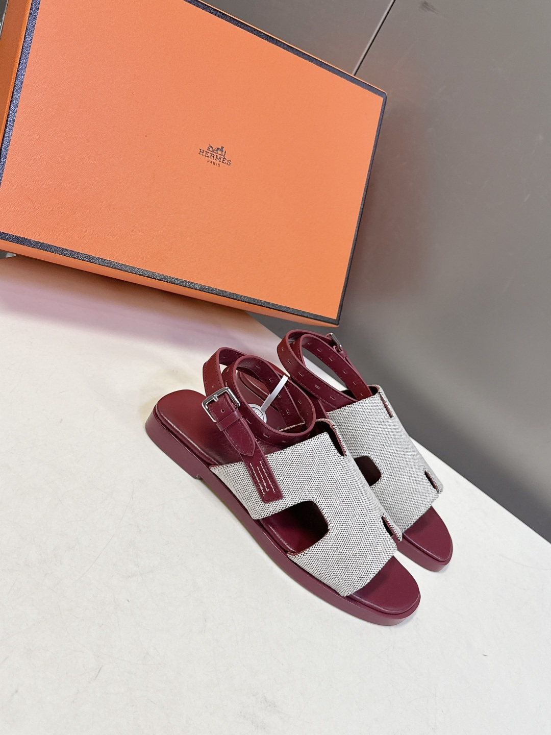 HERMES爱马仕春夏最新款H型凉鞋超多明星网红种草 这是爱马仕标志性的H型镂空设计凉鞋 是法式优雅与夏