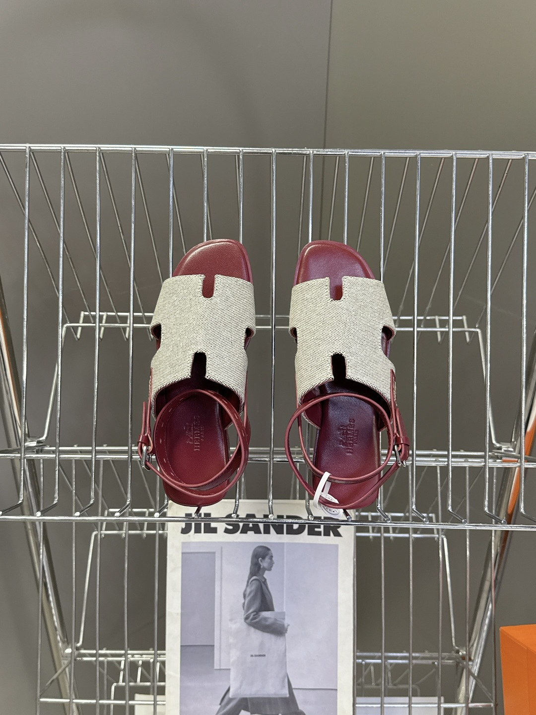 HERMES爱马仕春夏最新款H型凉鞋超多明星网红种草 这是爱马仕标志性的H型镂空设计凉鞋 是法式优雅与夏