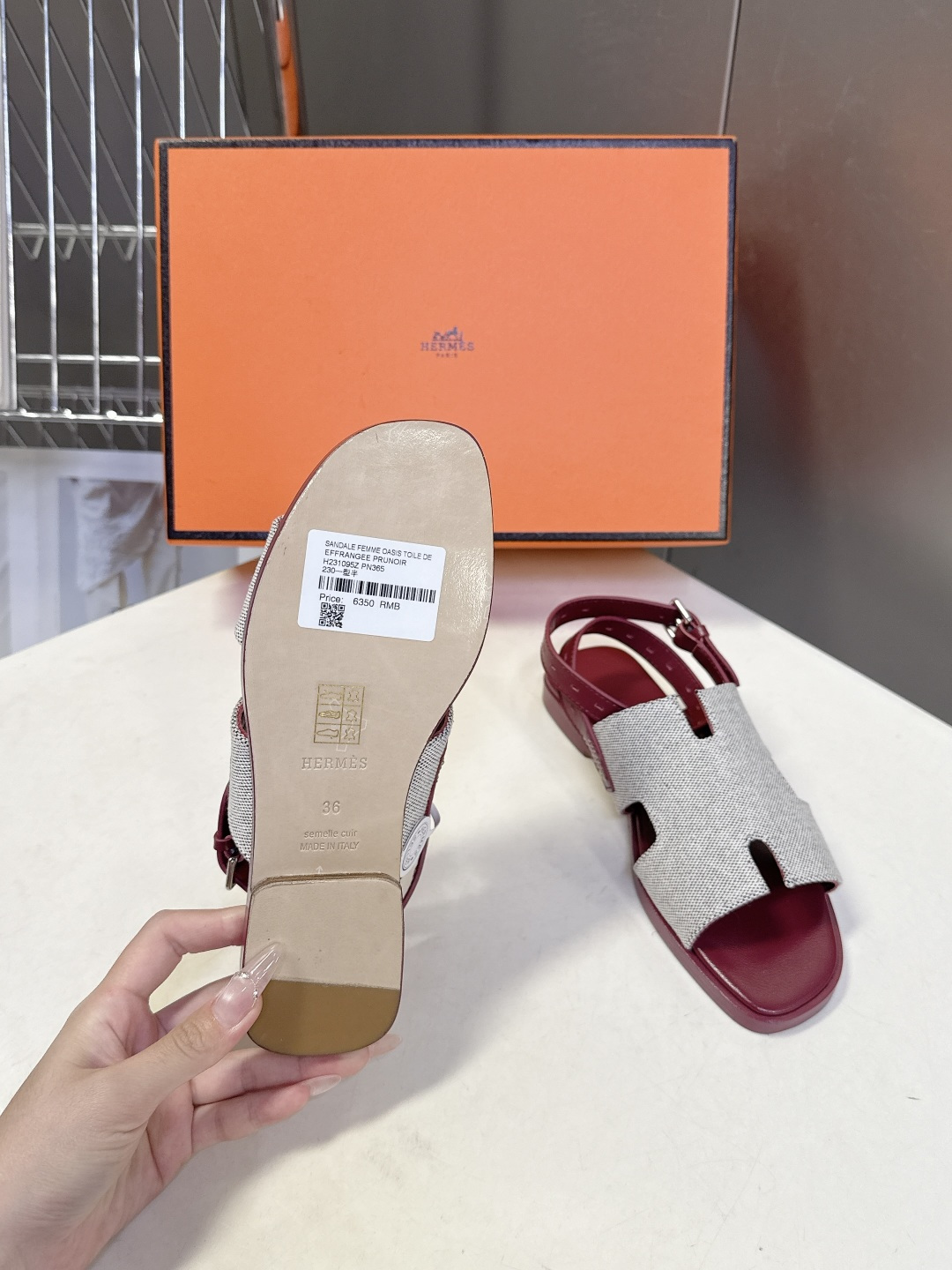 HERMES爱马仕春夏最新款H型凉鞋超多明星网红种草 这是爱马仕标志性的H型镂空设计凉鞋 是法式优雅与夏