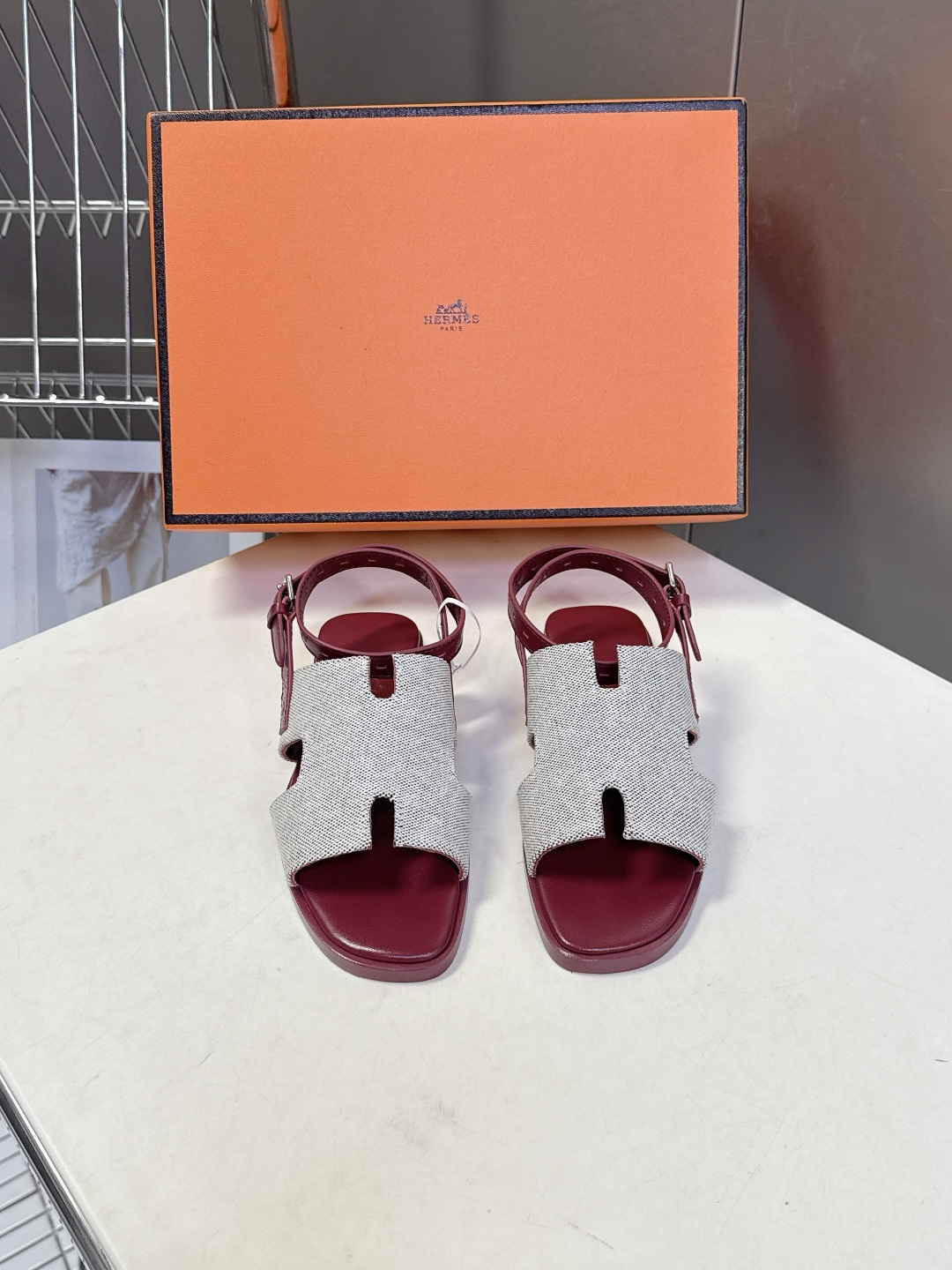 HERMES爱马仕春夏最新款H型凉鞋超多明星网红种草 这是爱马仕标志性的H型镂空设计凉鞋 是法式优雅与夏