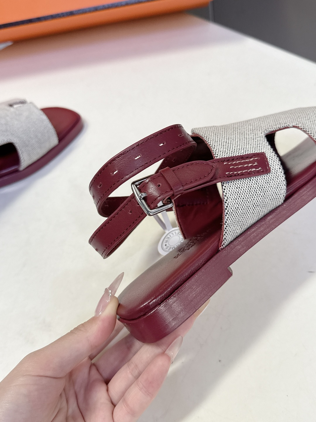 HERMES爱马仕春夏最新款H型凉鞋超多明星网红种草 这是爱马仕标志性的H型镂空设计凉鞋 是法式优雅与夏