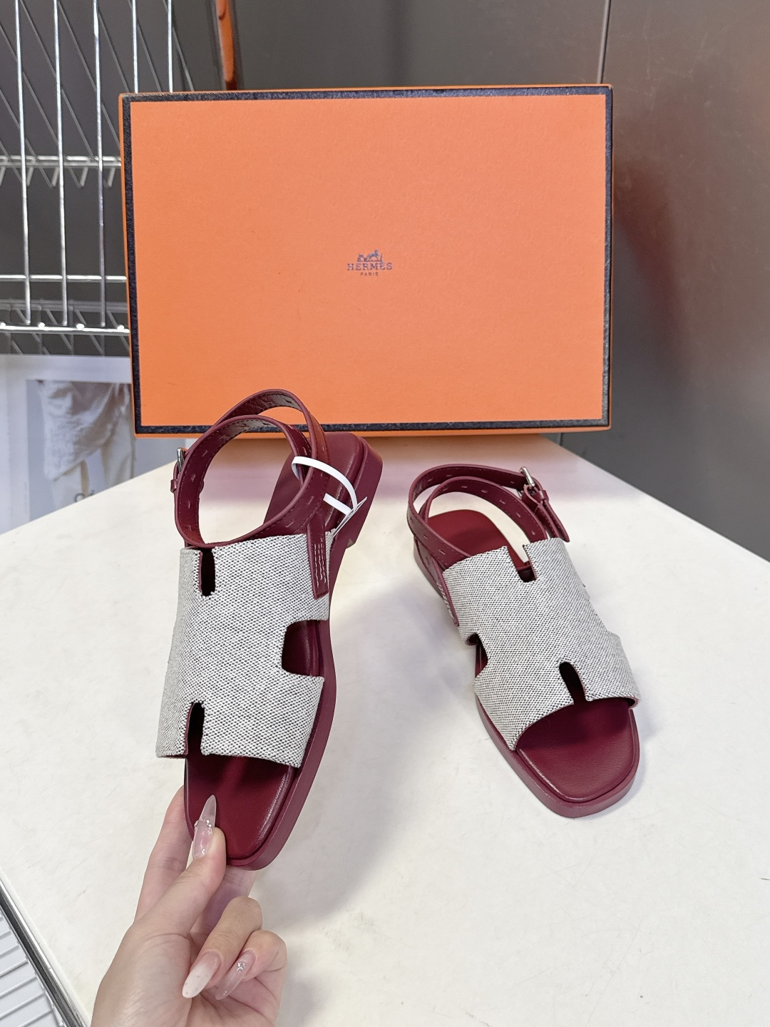 HERMES爱马仕春夏最新款H型凉鞋超多明星网红种草 这是爱马仕标志性的H型镂空设计凉鞋 是法式优雅与夏