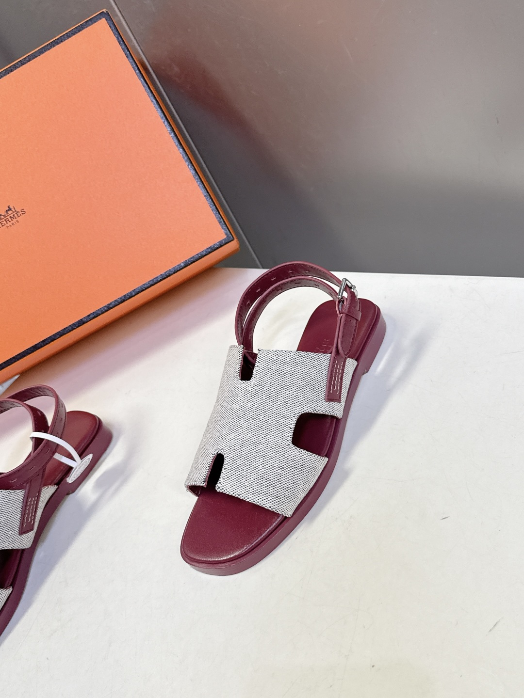 HERMES爱马仕春夏最新款H型凉鞋超多明星网红种草 这是爱马仕标志性的H型镂空设计凉鞋 是法式优雅与夏