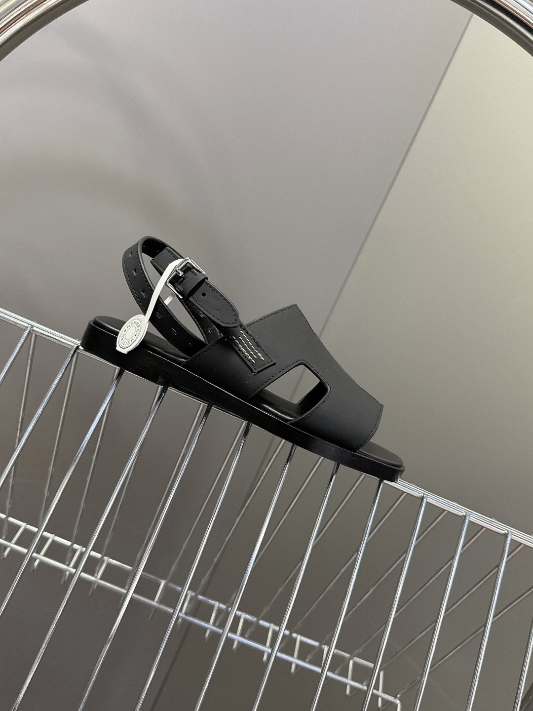 HERMES爱马仕春夏最新款H型凉鞋超多明星网红种草 这是爱马仕标志性的H型镂空设计凉鞋 是法式优雅与夏