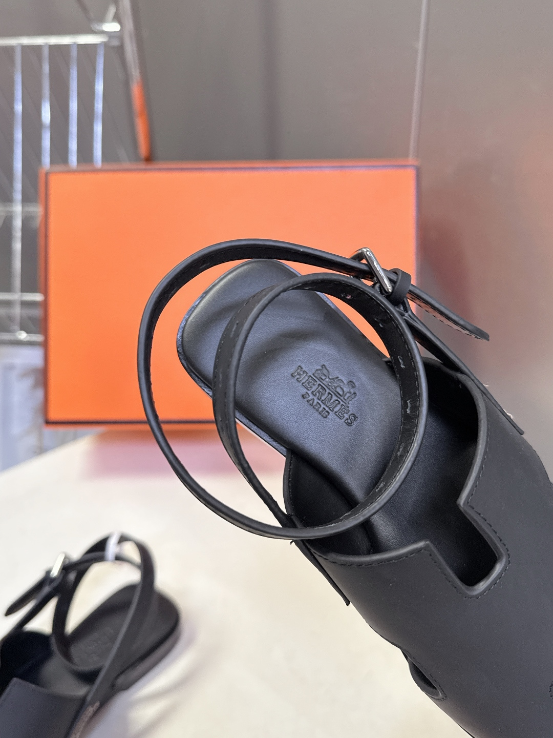 HERMES爱马仕春夏最新款H型凉鞋超多明星网红种草 这是爱马仕标志性的H型镂空设计凉鞋 是法式优雅与夏