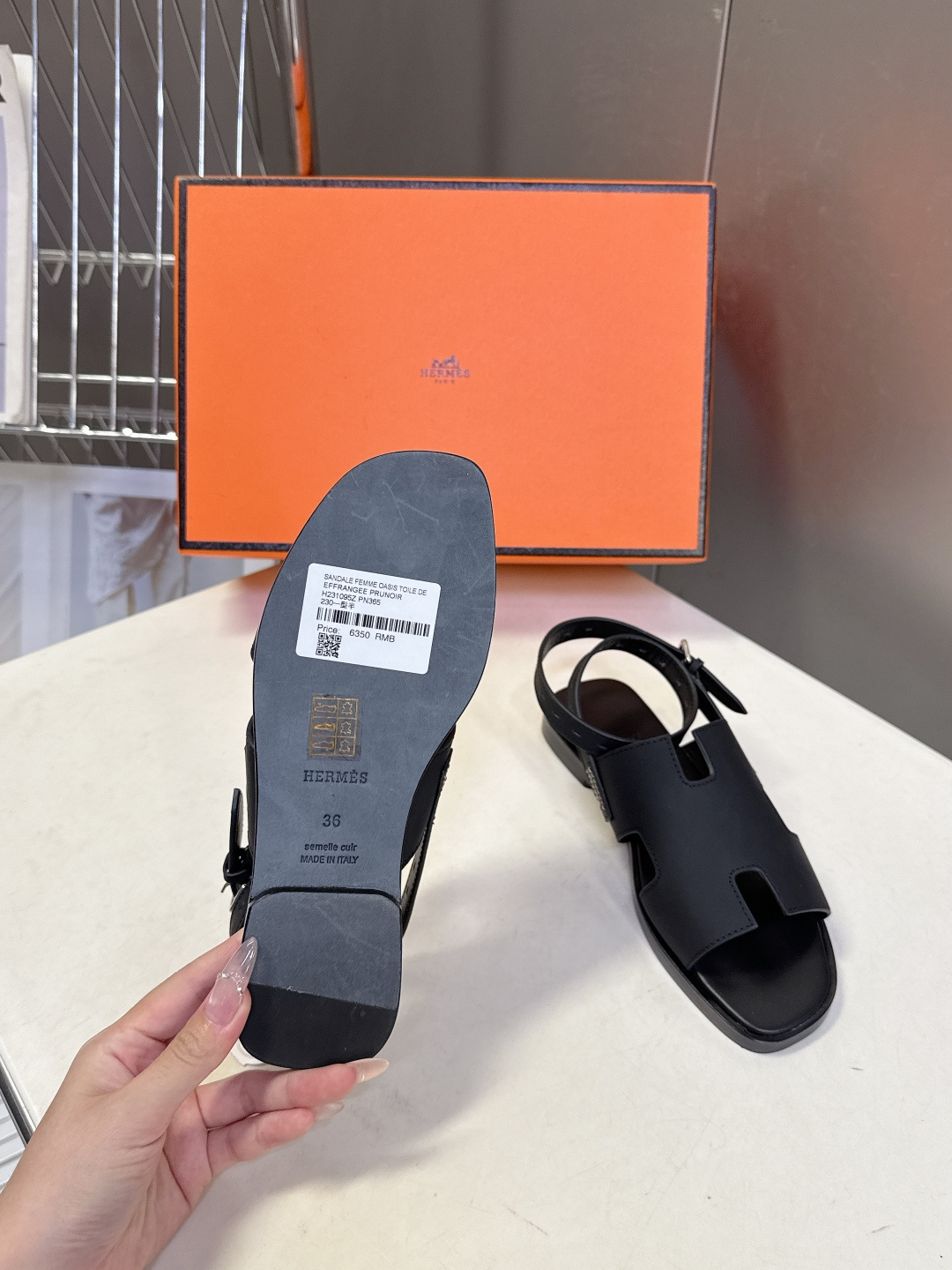 HERMES爱马仕春夏最新款H型凉鞋超多明星网红种草 这是爱马仕标志性的H型镂空设计凉鞋 是法式优雅与夏