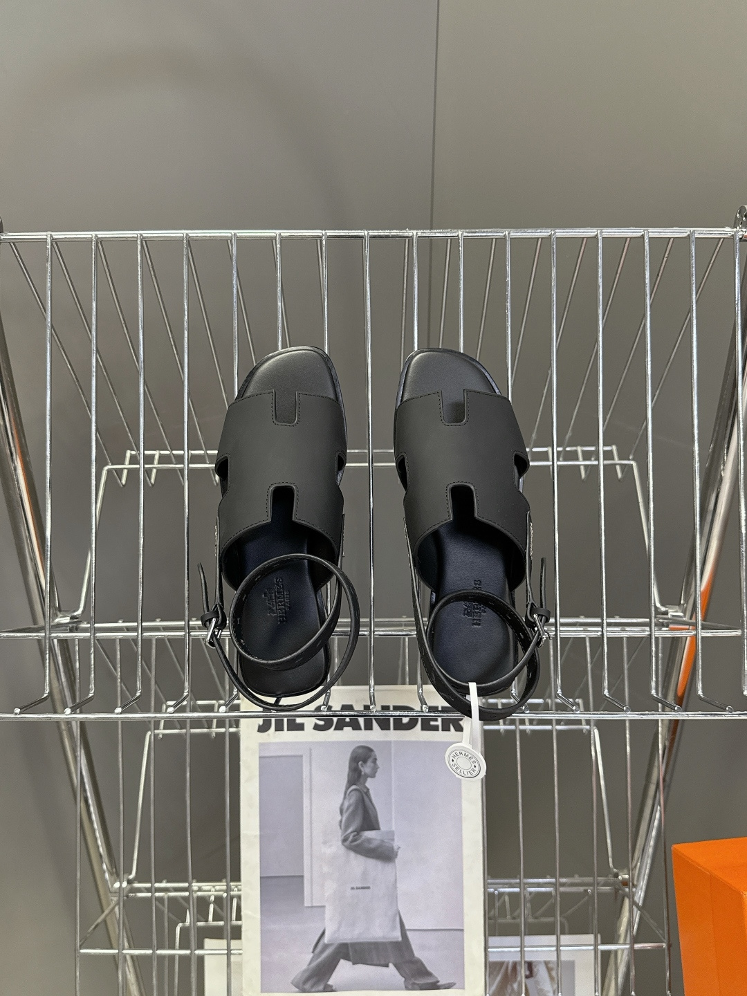 HERMES爱马仕春夏最新款H型凉鞋超多明星网红种草 这是爱马仕标志性的H型镂空设计凉鞋 是法式优雅与夏