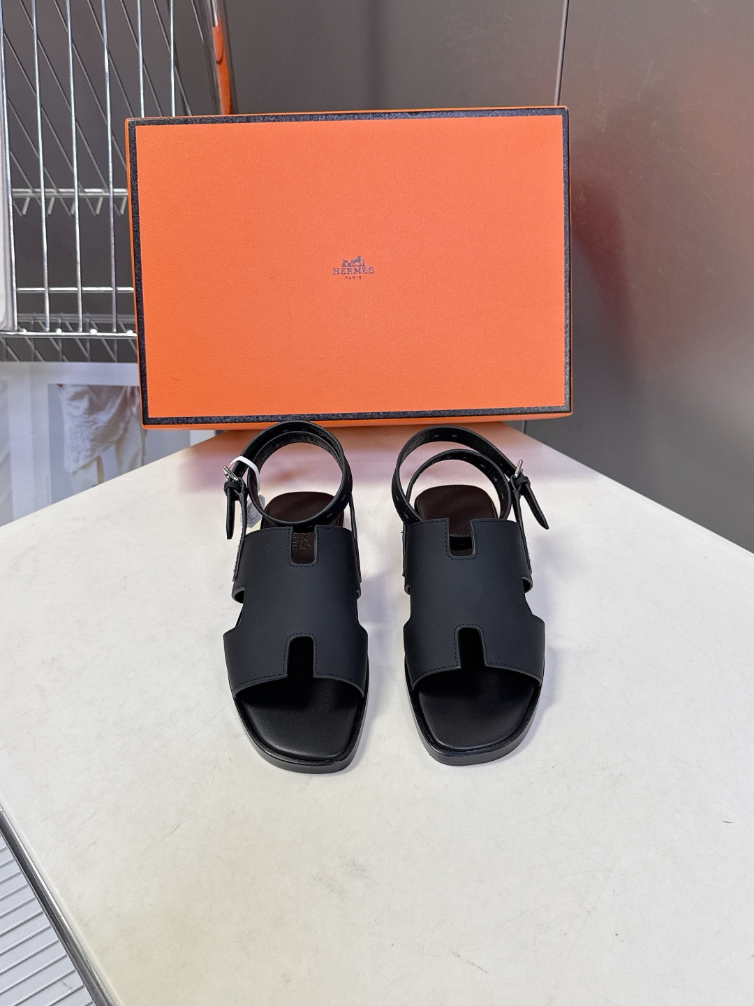 HERMES爱马仕春夏最新款H型凉鞋超多明星网红种草 这是爱马仕标志性的H型镂空设计凉鞋 是法式优雅与夏