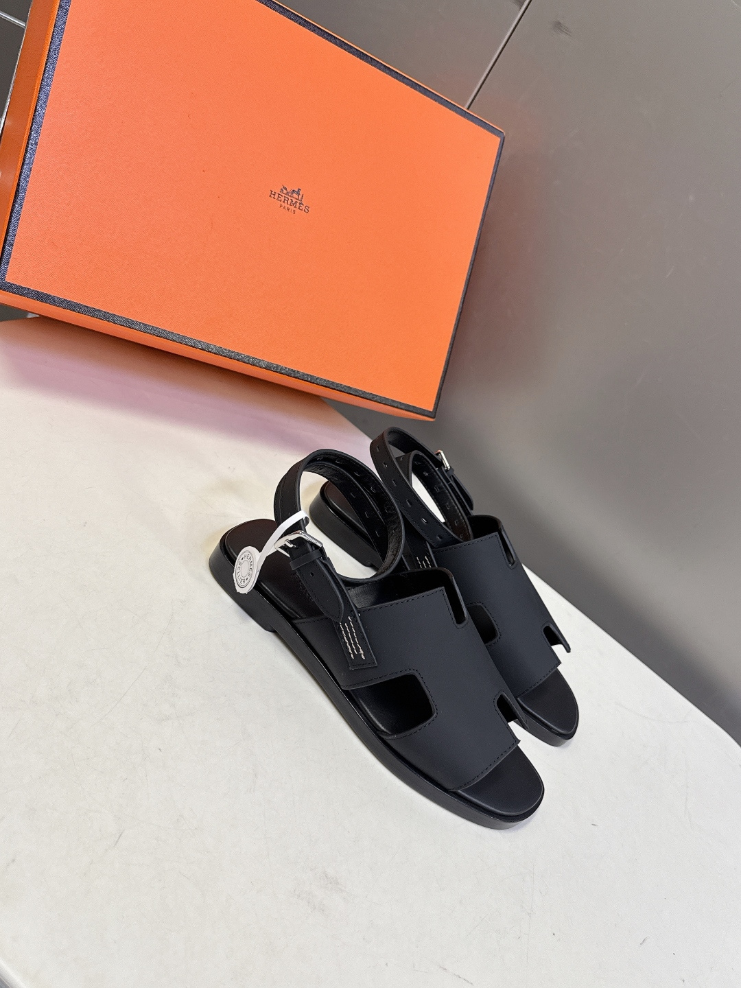 HERMES爱马仕春夏最新款H型凉鞋超多明星网红种草 这是爱马仕标志性的H型镂空设计凉鞋 是法式优雅与夏
