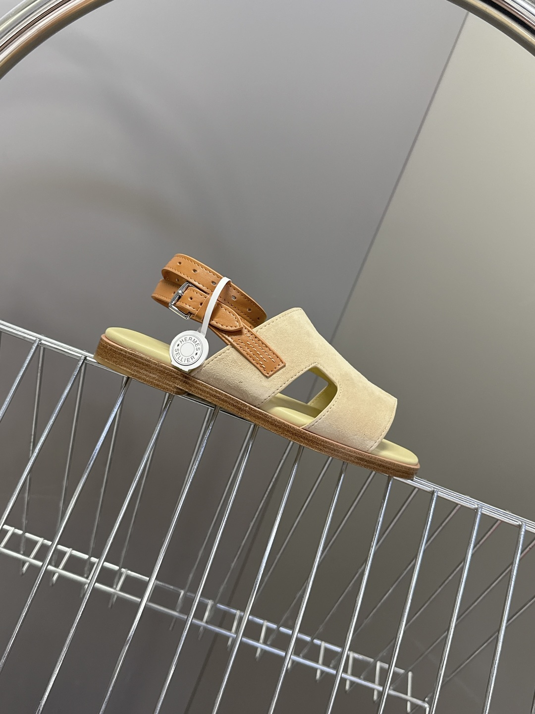 HERMES爱马仕春夏最新款H型凉鞋超多明星网红种草 这是爱马仕标志性的H型镂空设计凉鞋 是法式优雅与夏