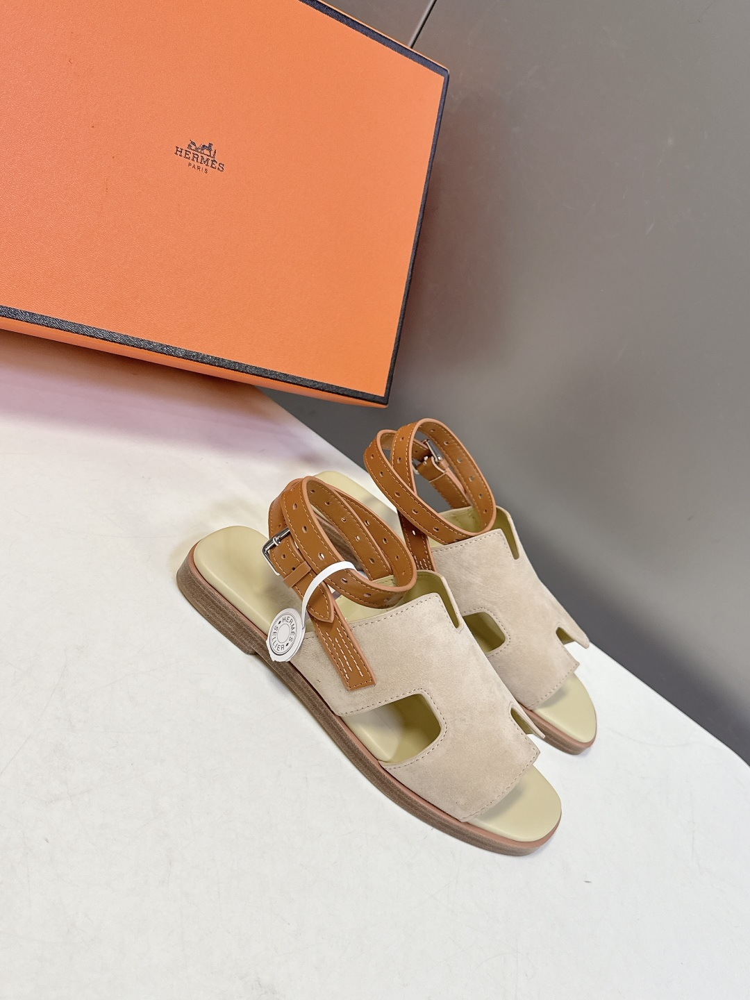 HERMES爱马仕春夏最新款H型凉鞋超多明星网红种草 这是爱马仕标志性的H型镂空设计凉鞋 是法式优雅与夏