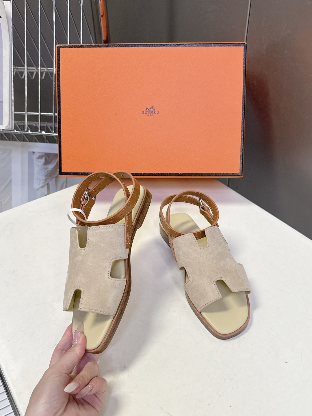 HERMES爱马仕春夏最新款H型凉鞋超多明星网红种草 这是爱马仕标志性的H型镂空设计凉鞋 是法式优雅与夏