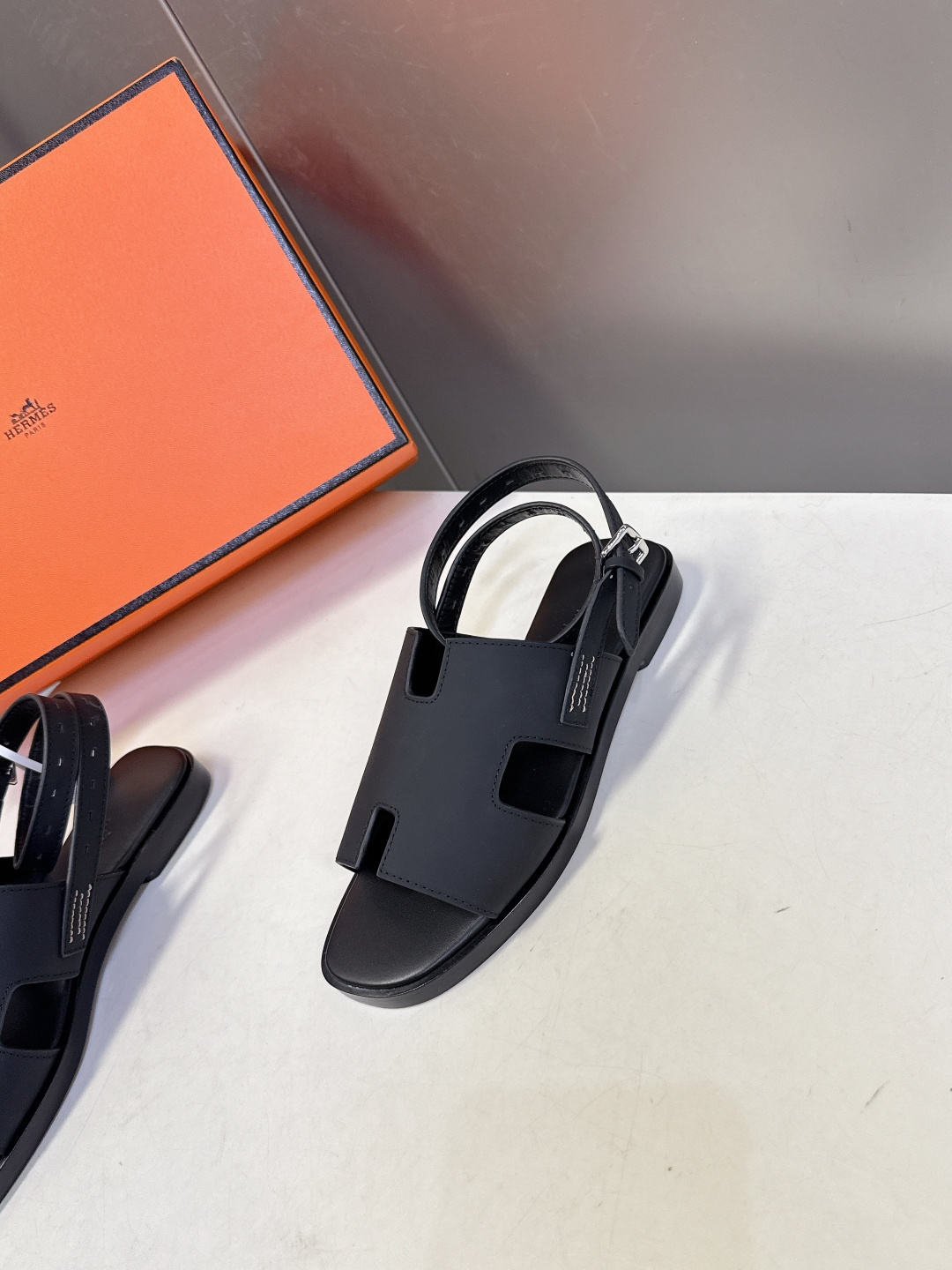 HERMES爱马仕春夏最新款H型凉鞋超多明星网红种草 这是爱马仕标志性的H型镂空设计凉鞋 是法式优雅与夏