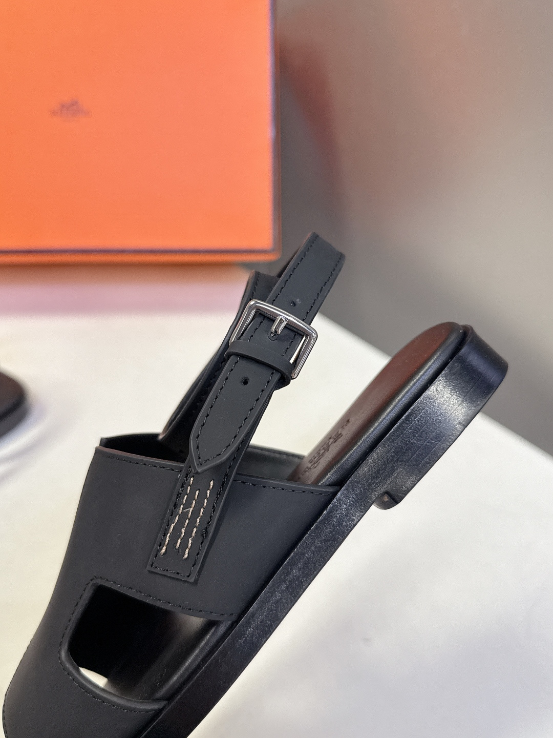 HERMES爱马仕春夏最新款H型凉鞋超多明星网红种草 这是爱马仕标志性的H型镂空设计凉鞋 是法式优雅与夏