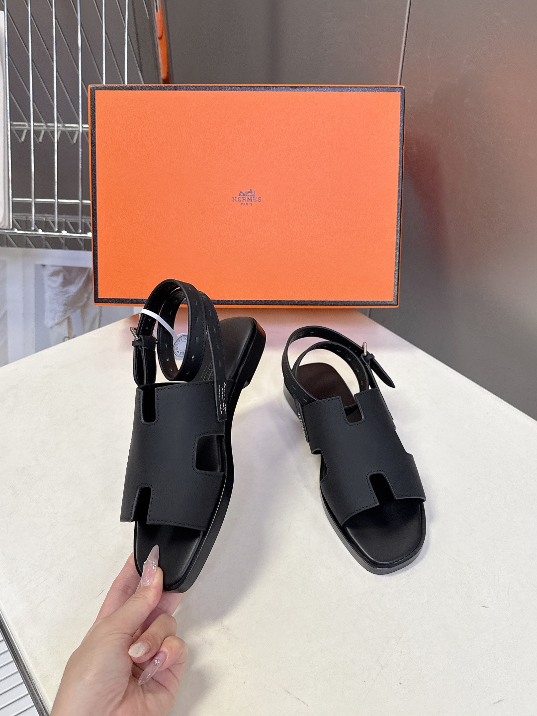 HERMES爱马仕春夏最新款H型凉鞋超多明星网红种草 这是爱马仕标志性的H型镂空设计凉鞋 是法式优雅与夏