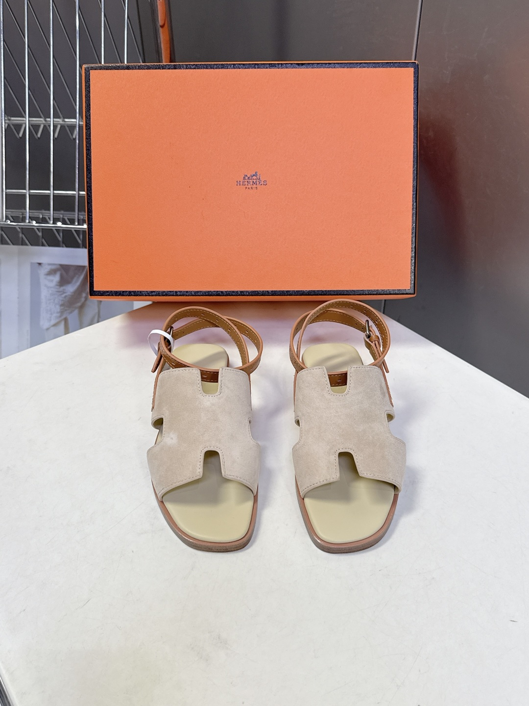 HERMES爱马仕春夏最新款H型凉鞋超多明星网红种草 这是爱马仕标志性的H型镂空设计凉鞋 是法式优雅与夏