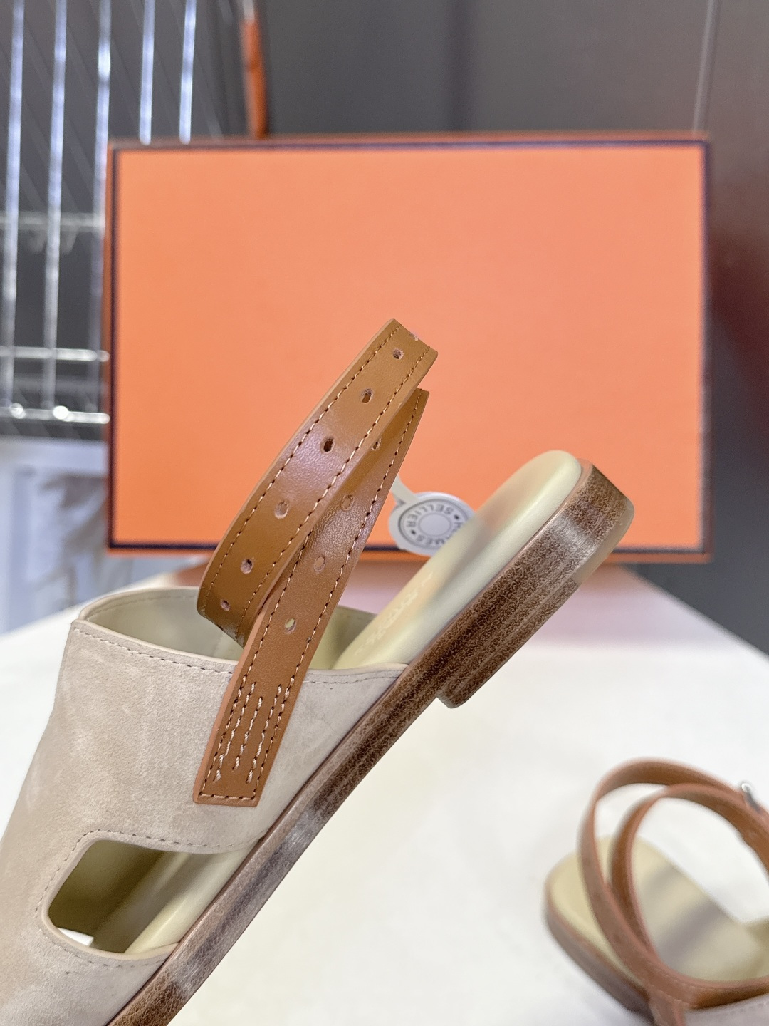 HERMES爱马仕春夏最新款H型凉鞋超多明星网红种草 这是爱马仕标志性的H型镂空设计凉鞋 是法式优雅与夏