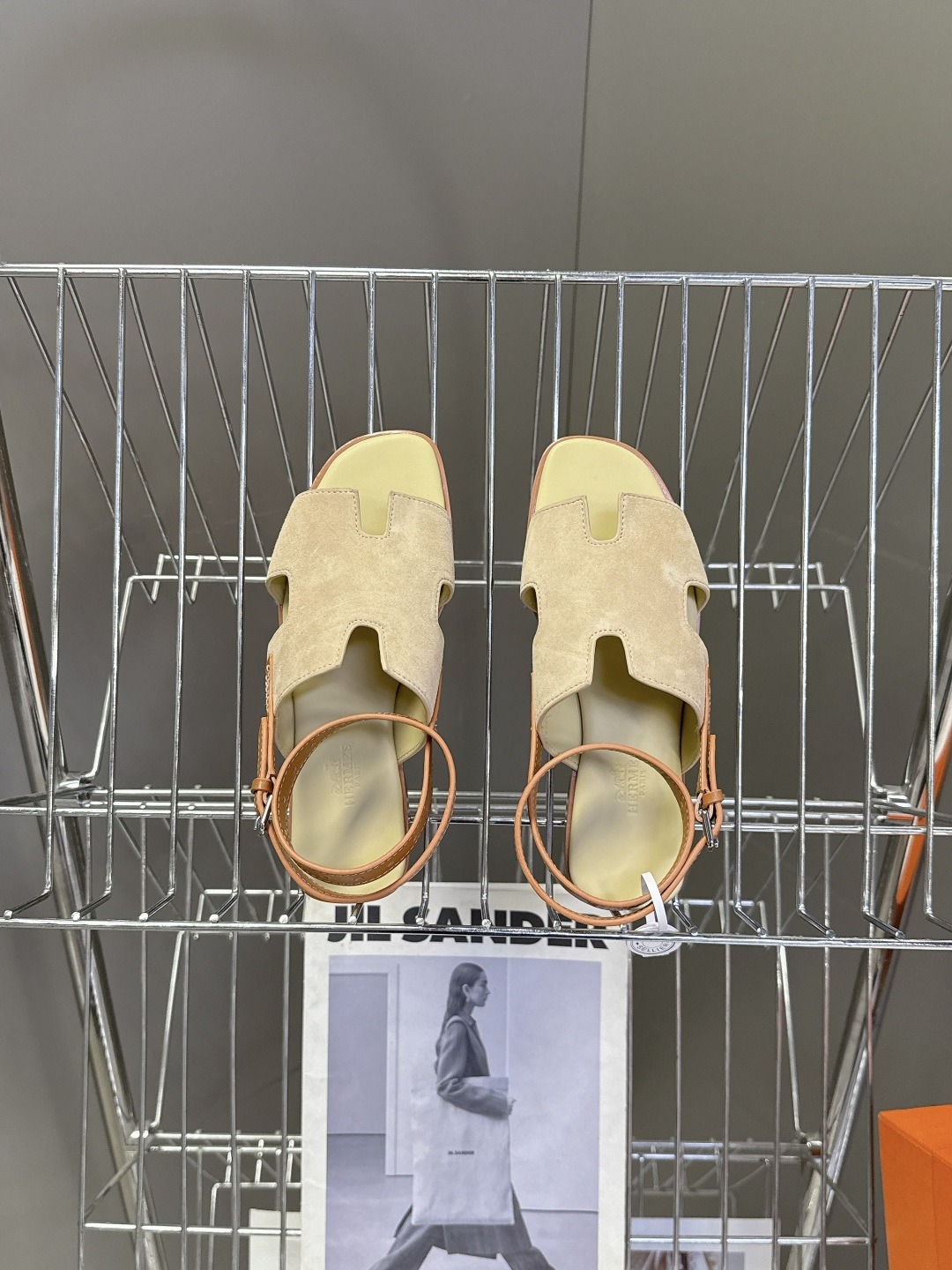 HERMES爱马仕春夏最新款H型凉鞋超多明星网红种草 这是爱马仕标志性的H型镂空设计凉鞋 是法式优雅与夏