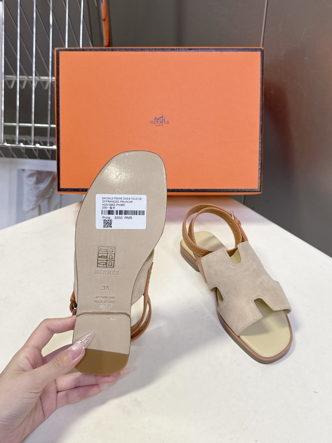 HERMES爱马仕春夏最新款H型凉鞋超多明星网红种草 这是爱马仕标志性的H型镂空设计凉鞋 是法式优雅与夏