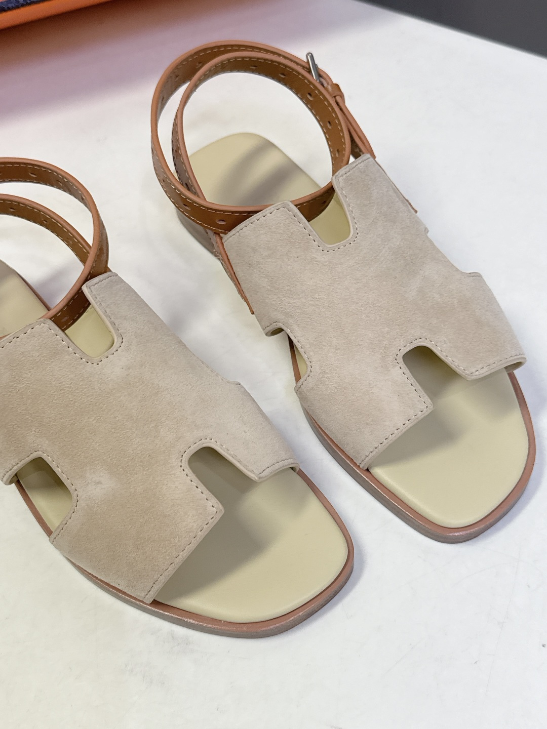 HERMES爱马仕春夏最新款H型凉鞋超多明星网红种草 这是爱马仕标志性的H型镂空设计凉鞋 是法式优雅与夏