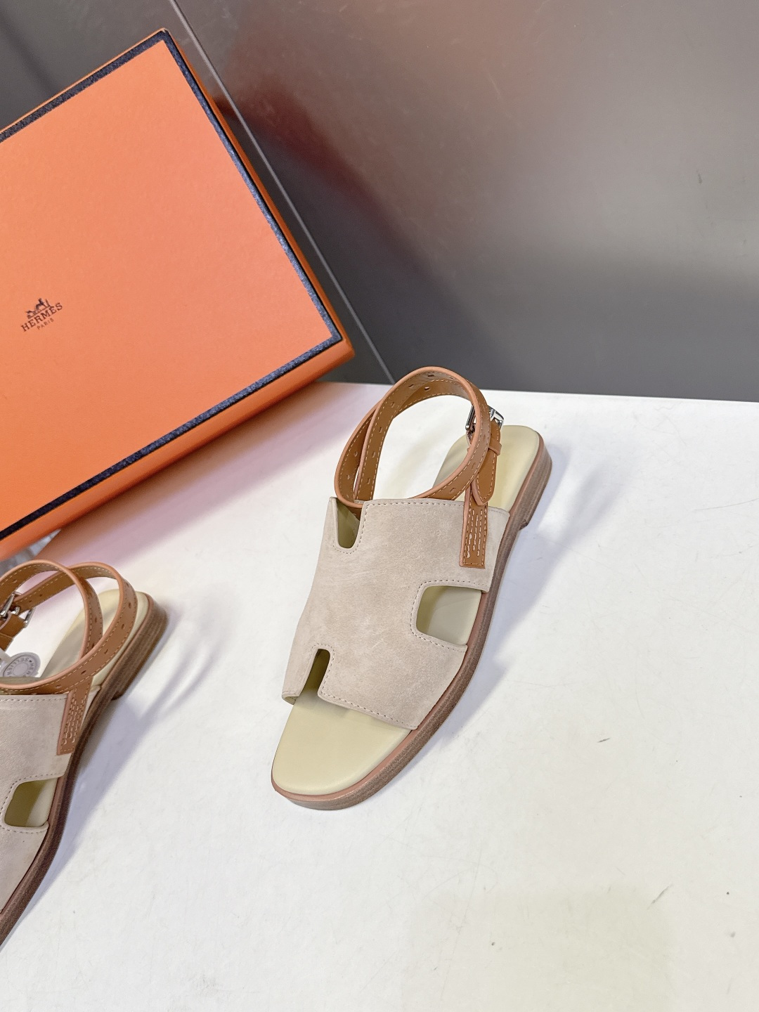 HERMES爱马仕春夏最新款H型凉鞋超多明星网红种草 这是爱马仕标志性的H型镂空设计凉鞋 是法式优雅与夏