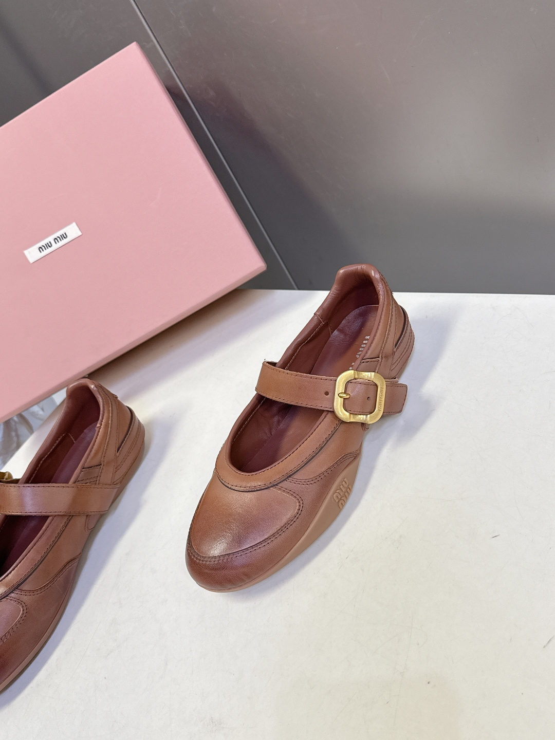 MiuMiu缪缪最新走秀款复古休闲鞋 德训鞋官方秀场出镜率最高的单品 超多明星时尚博主种草 miu系穿搭