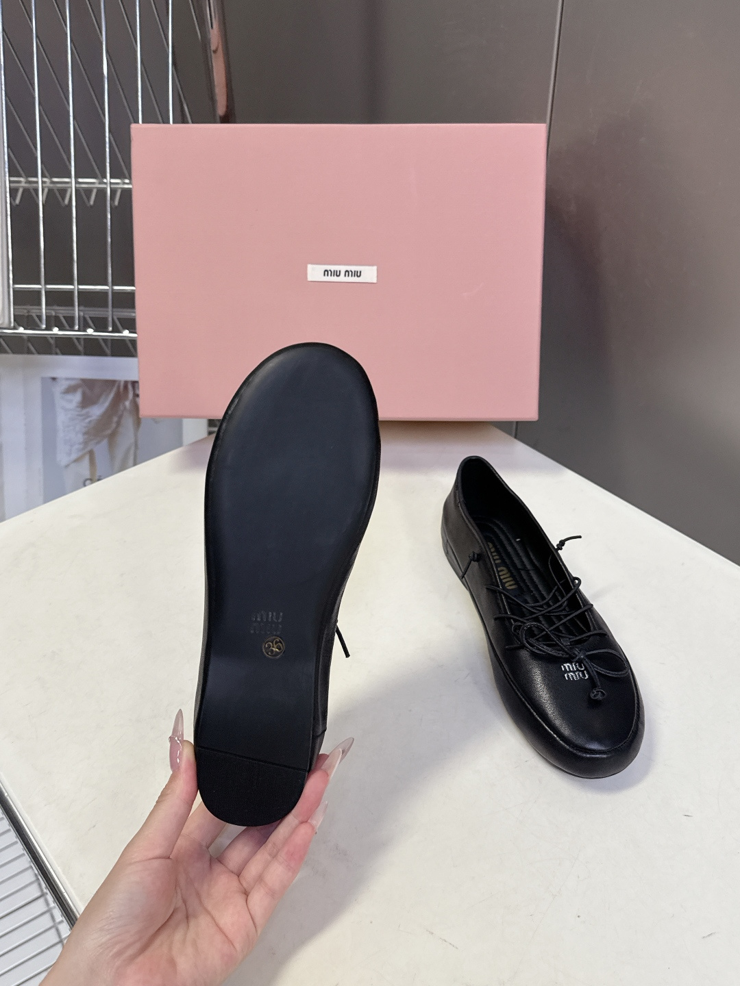 Miu Miu 缪缪春夏最新款系带蝴蝶结芭蕾鞋超多明星网红种草 这是miu家标志性的少女风平底鞋 属于品