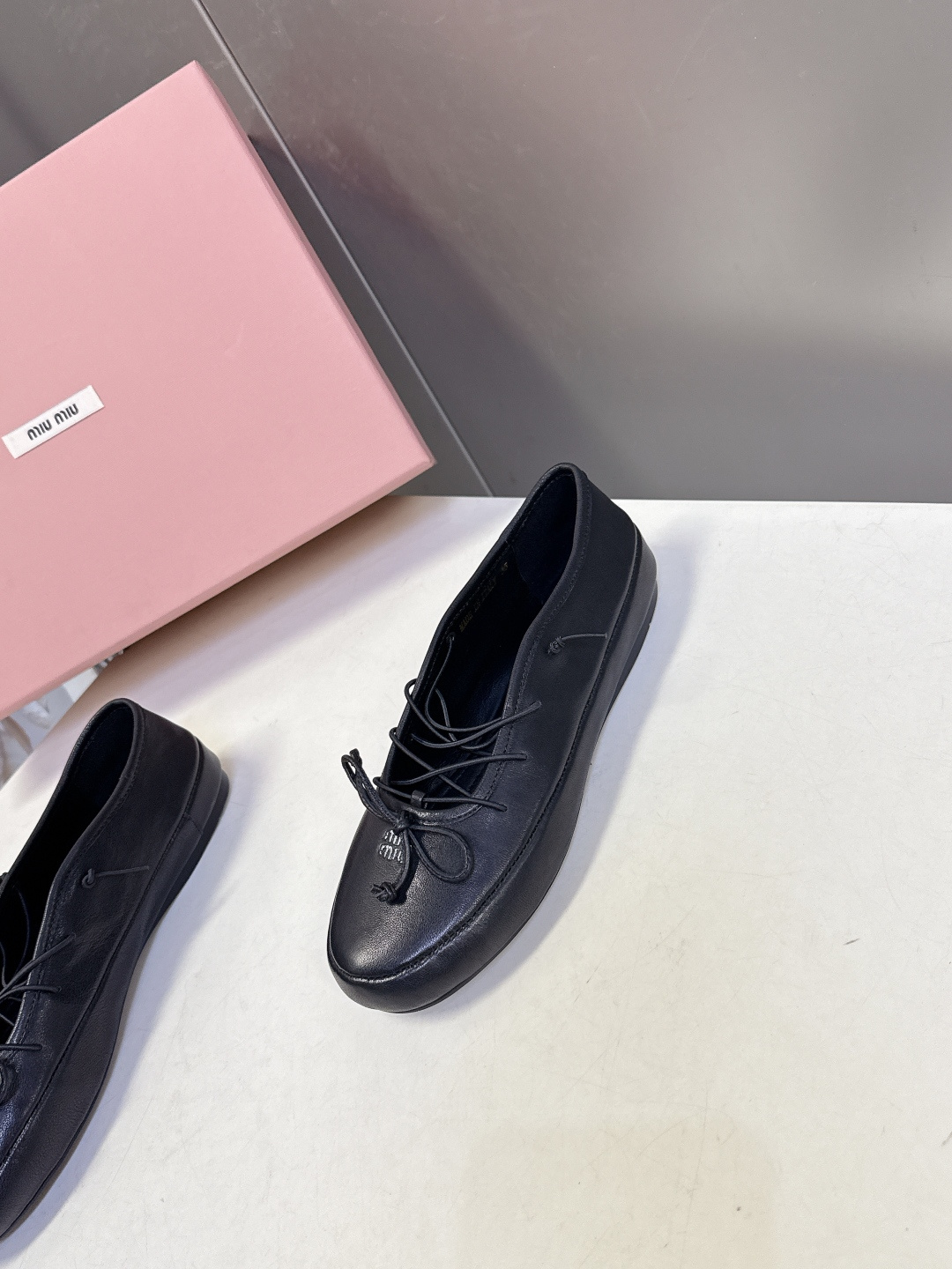 Miu Miu 缪缪春夏最新款系带蝴蝶结芭蕾鞋超多明星网红种草 这是miu家标志性的少女风平底鞋 属于品