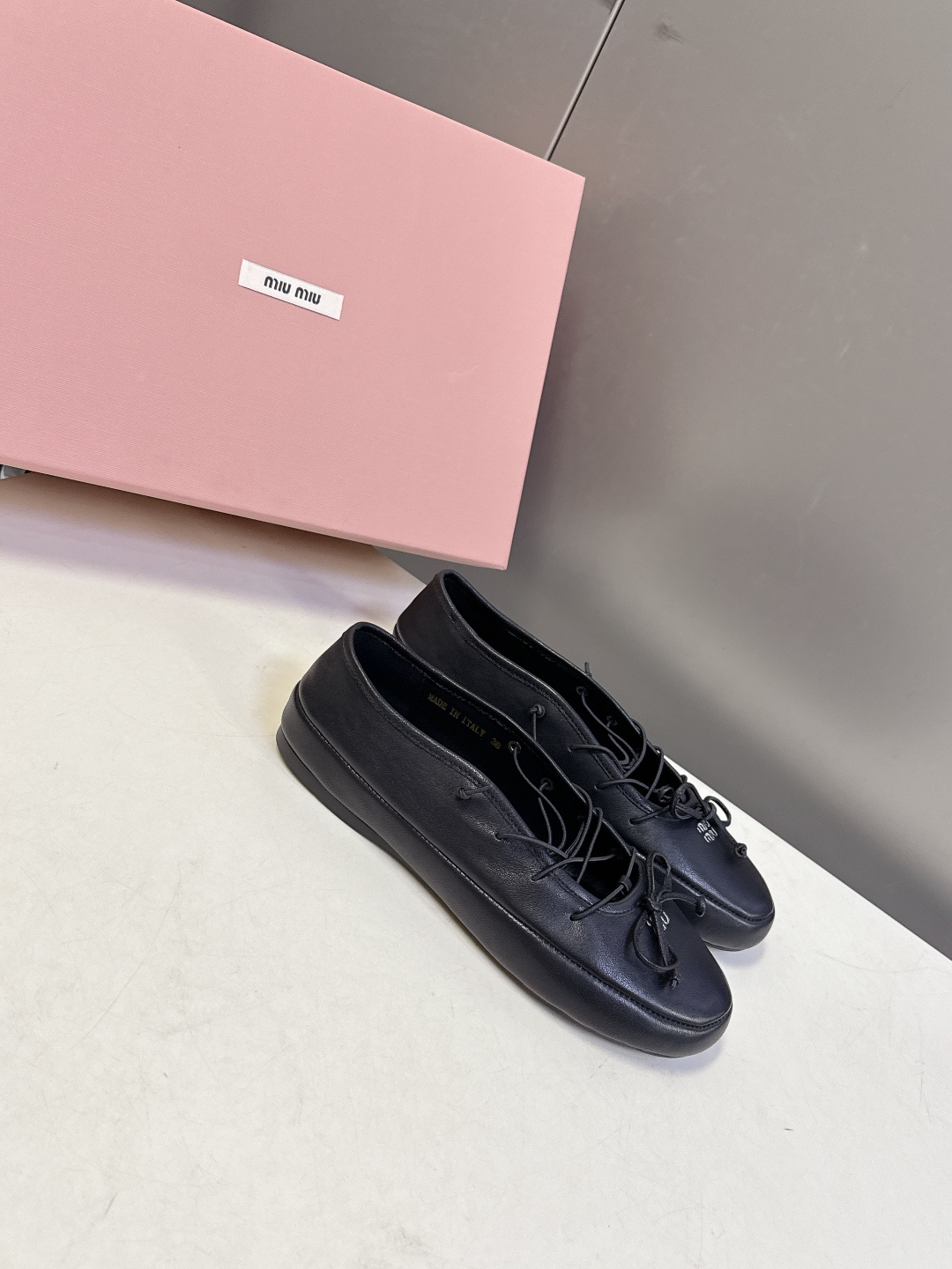 Miu Miu 缪缪春夏最新款系带蝴蝶结芭蕾鞋超多明星网红种草 这是miu家标志性的少女风平底鞋 属于品