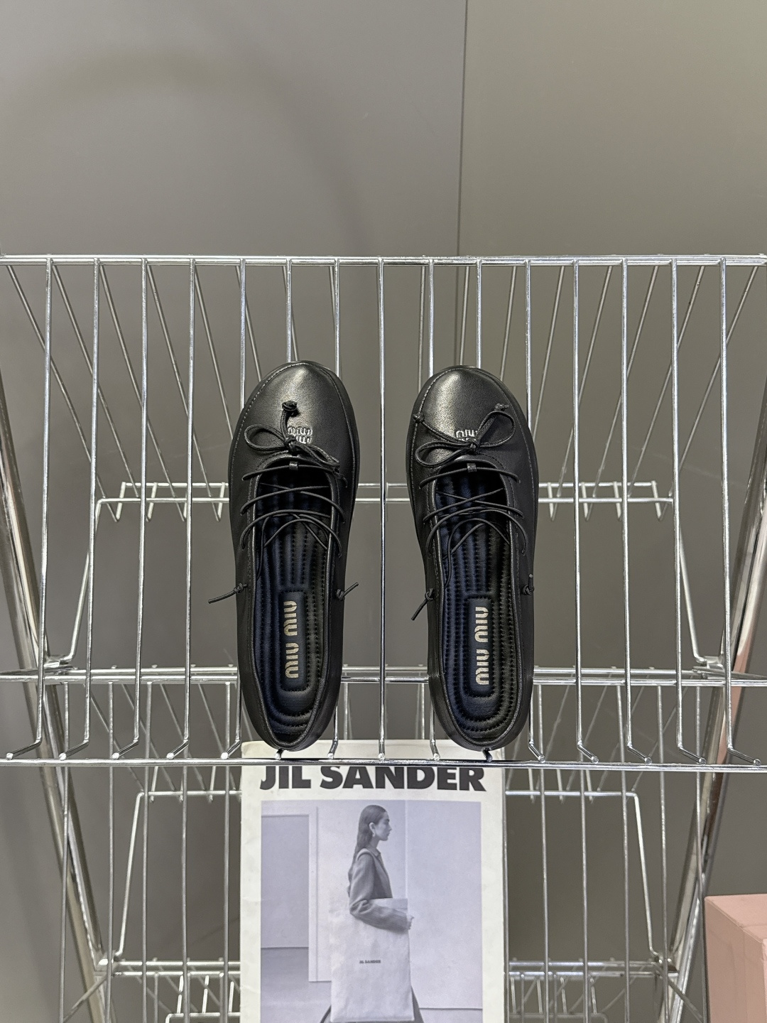 Miu Miu 缪缪春夏最新款系带蝴蝶结芭蕾鞋超多明星网红种草 这是miu家标志性的少女风平底鞋 属于品