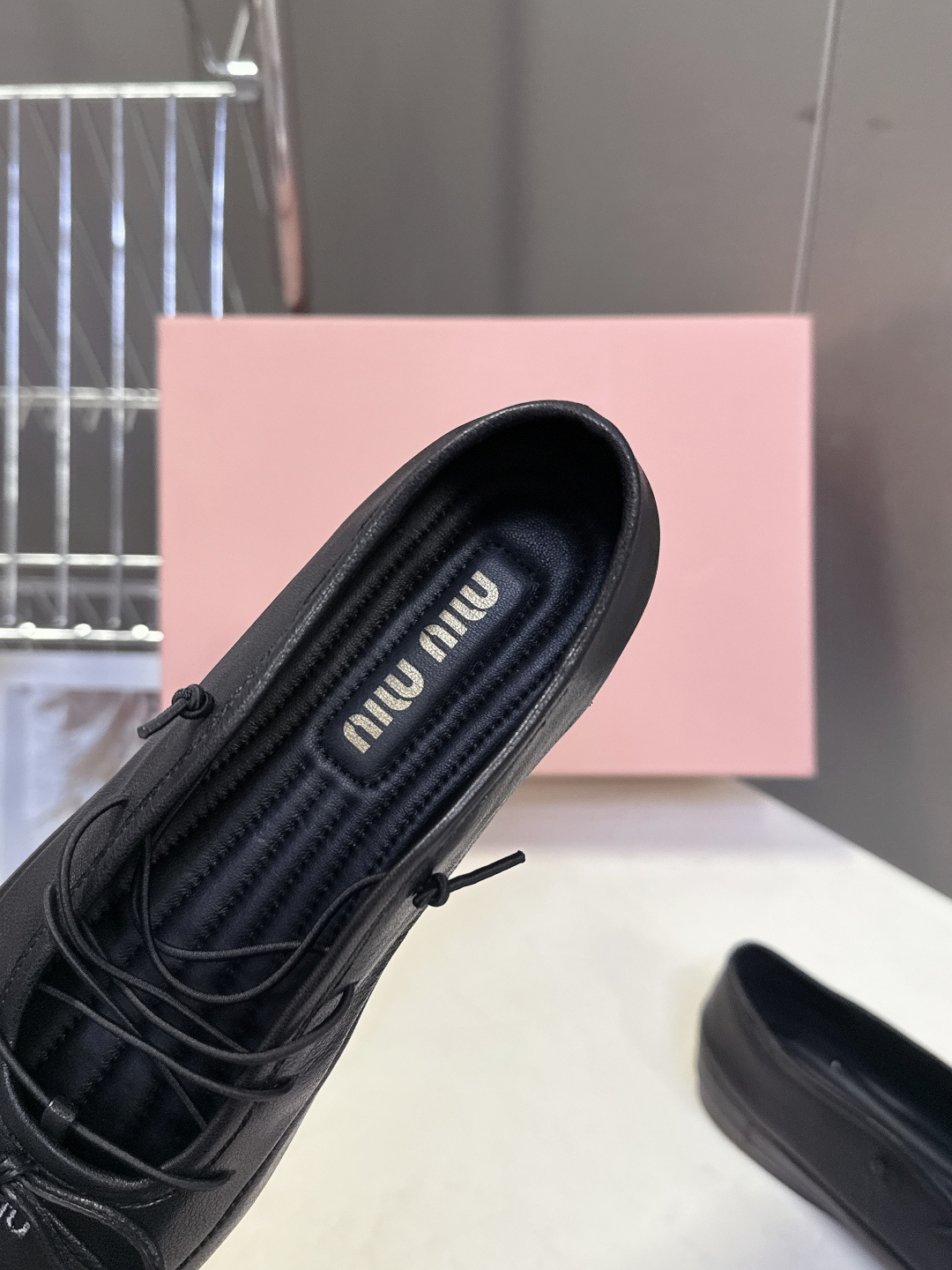 Miu Miu 缪缪春夏最新款系带蝴蝶结芭蕾鞋超多明星网红种草 这是miu家标志性的少女风平底鞋 属于品