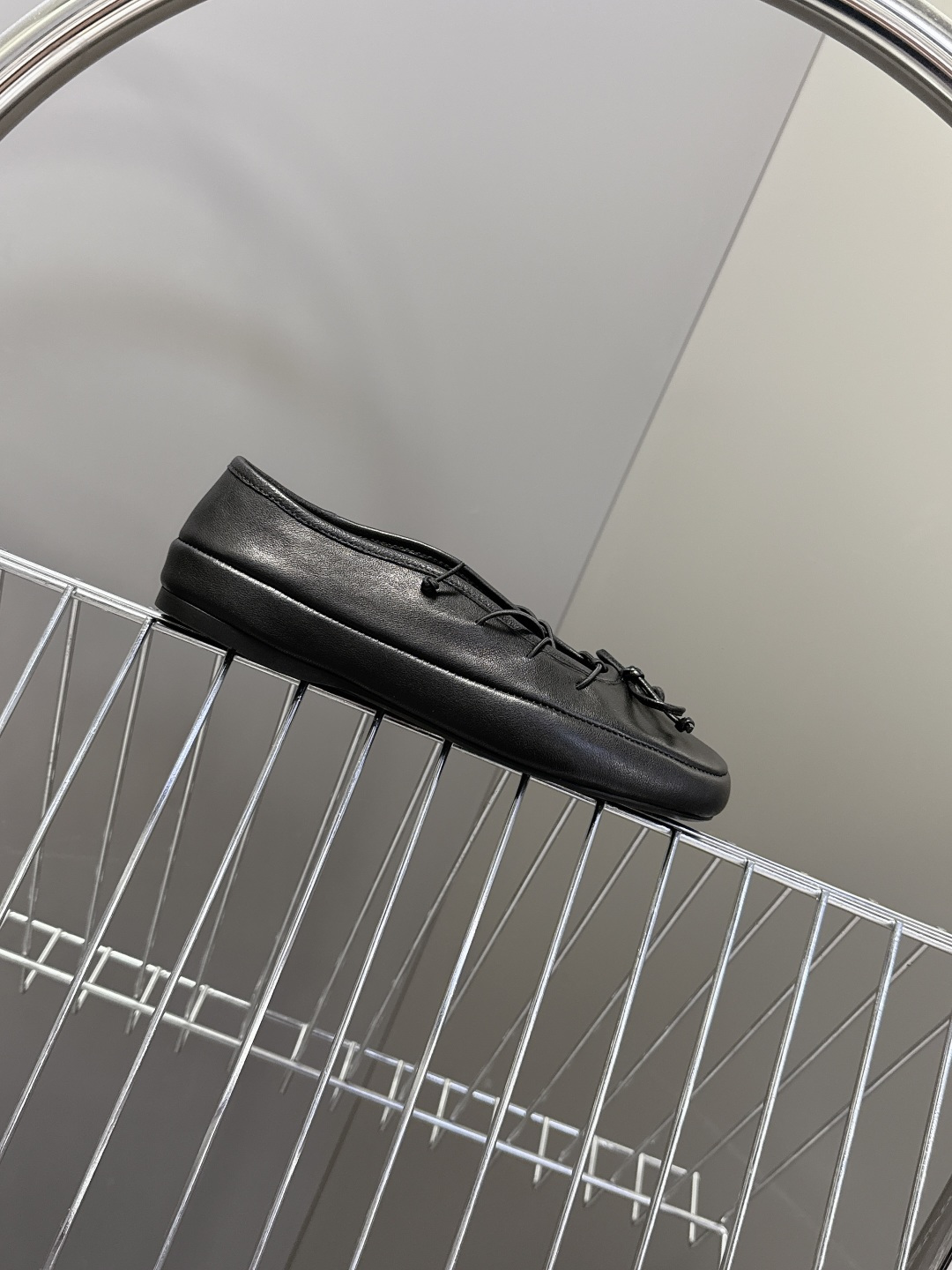 Miu Miu 缪缪春夏最新款系带蝴蝶结芭蕾鞋超多明星网红种草 这是miu家标志性的少女风平底鞋 属于品