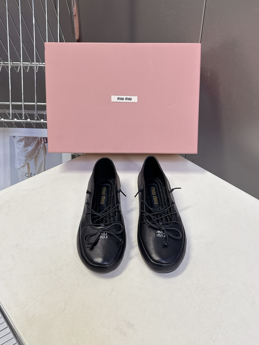 Miu Miu 缪缪春夏最新款系带蝴蝶结芭蕾鞋超多明星网红种草 这是miu家标志性的少女风平底鞋 属于品