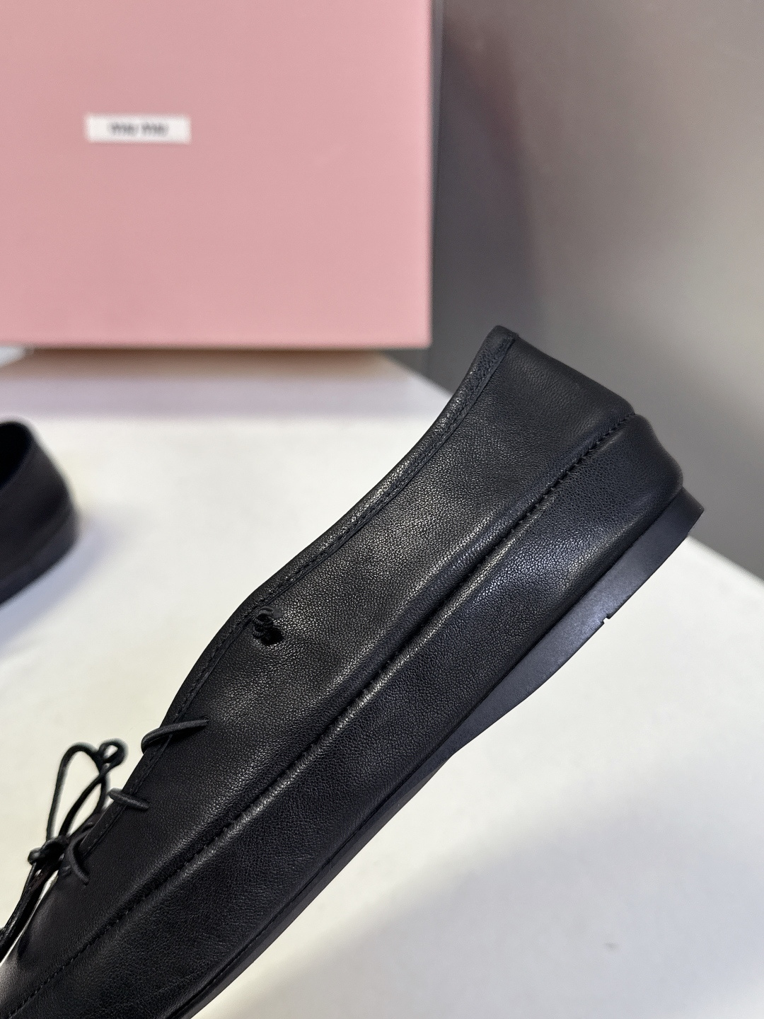 Miu Miu 缪缪春夏最新款系带蝴蝶结芭蕾鞋超多明星网红种草 这是miu家标志性的少女风平底鞋 属于品