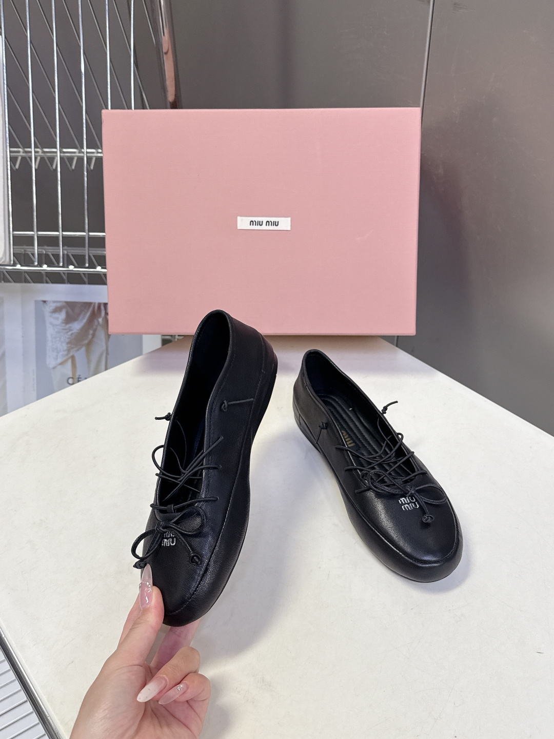 Miu Miu 缪缪春夏最新款系带蝴蝶结芭蕾鞋超多明星网红种草 这是miu家标志性的少女风平底鞋 属于品