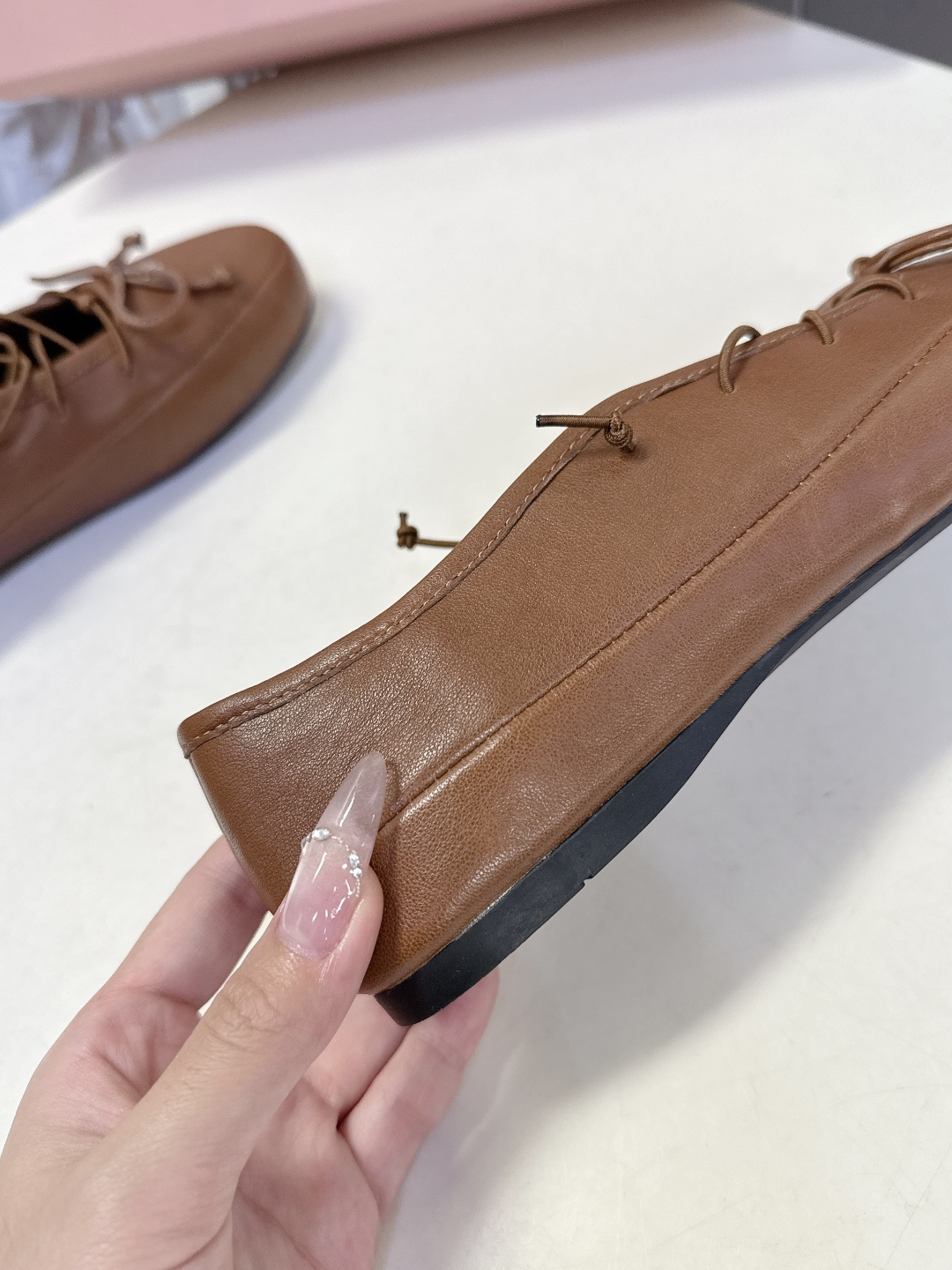 Miu Miu 缪缪春夏最新款系带蝴蝶结芭蕾鞋超多明星网红种草 这是miu家标志性的少女风平底鞋 属于品