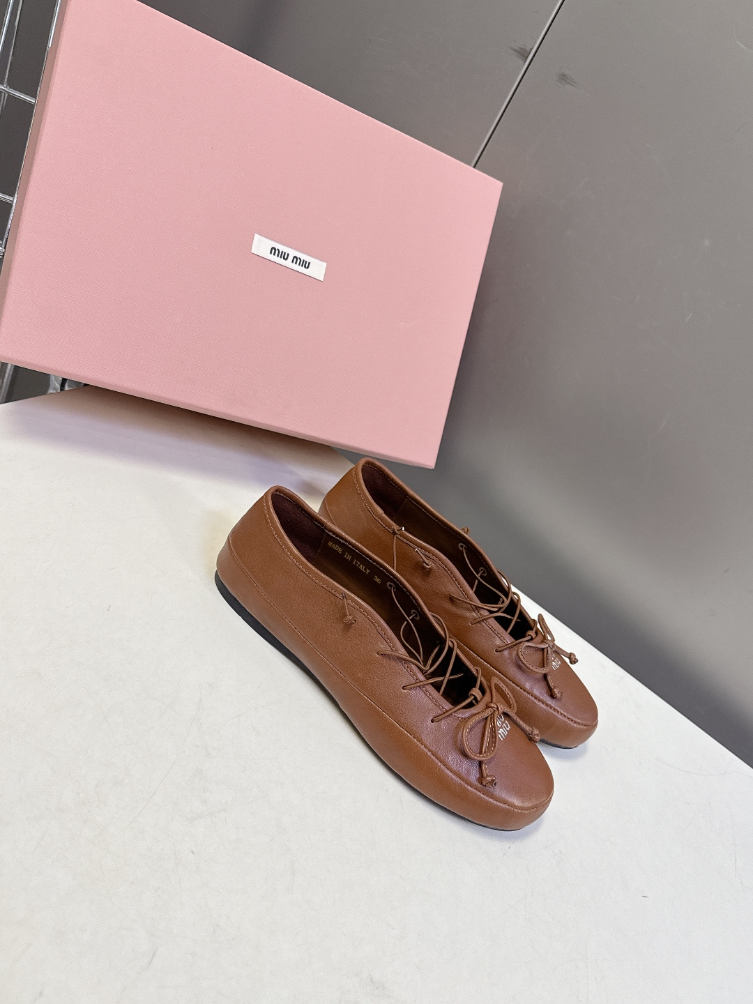 Miu Miu 缪缪春夏最新款系带蝴蝶结芭蕾鞋超多明星网红种草 这是miu家标志性的少女风平底鞋 属于品