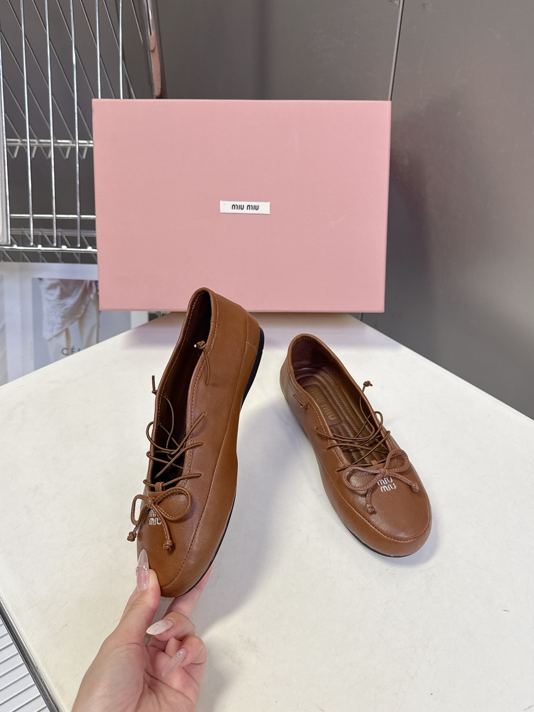 Miu Miu 缪缪春夏最新款系带蝴蝶结芭蕾鞋超多明星网红种草 这是miu家标志性的少女风平底鞋 属于品