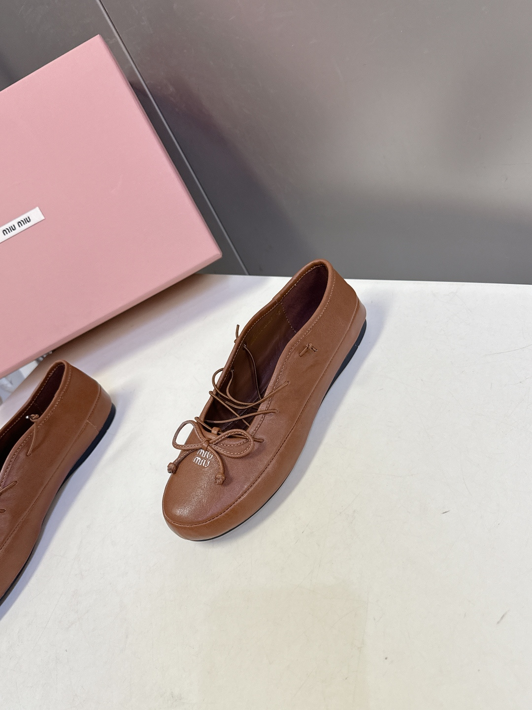 Miu Miu 缪缪春夏最新款系带蝴蝶结芭蕾鞋超多明星网红种草 这是miu家标志性的少女风平底鞋 属于品