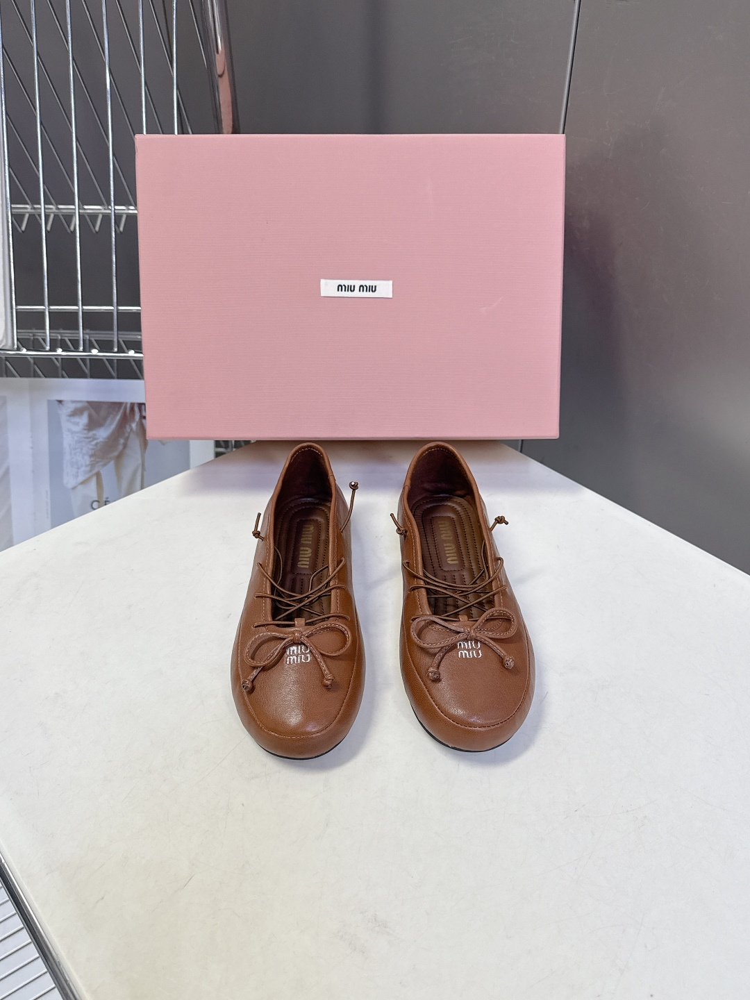 Miu Miu 缪缪春夏最新款系带蝴蝶结芭蕾鞋超多明星网红种草 这是miu家标志性的少女风平底鞋 属于品