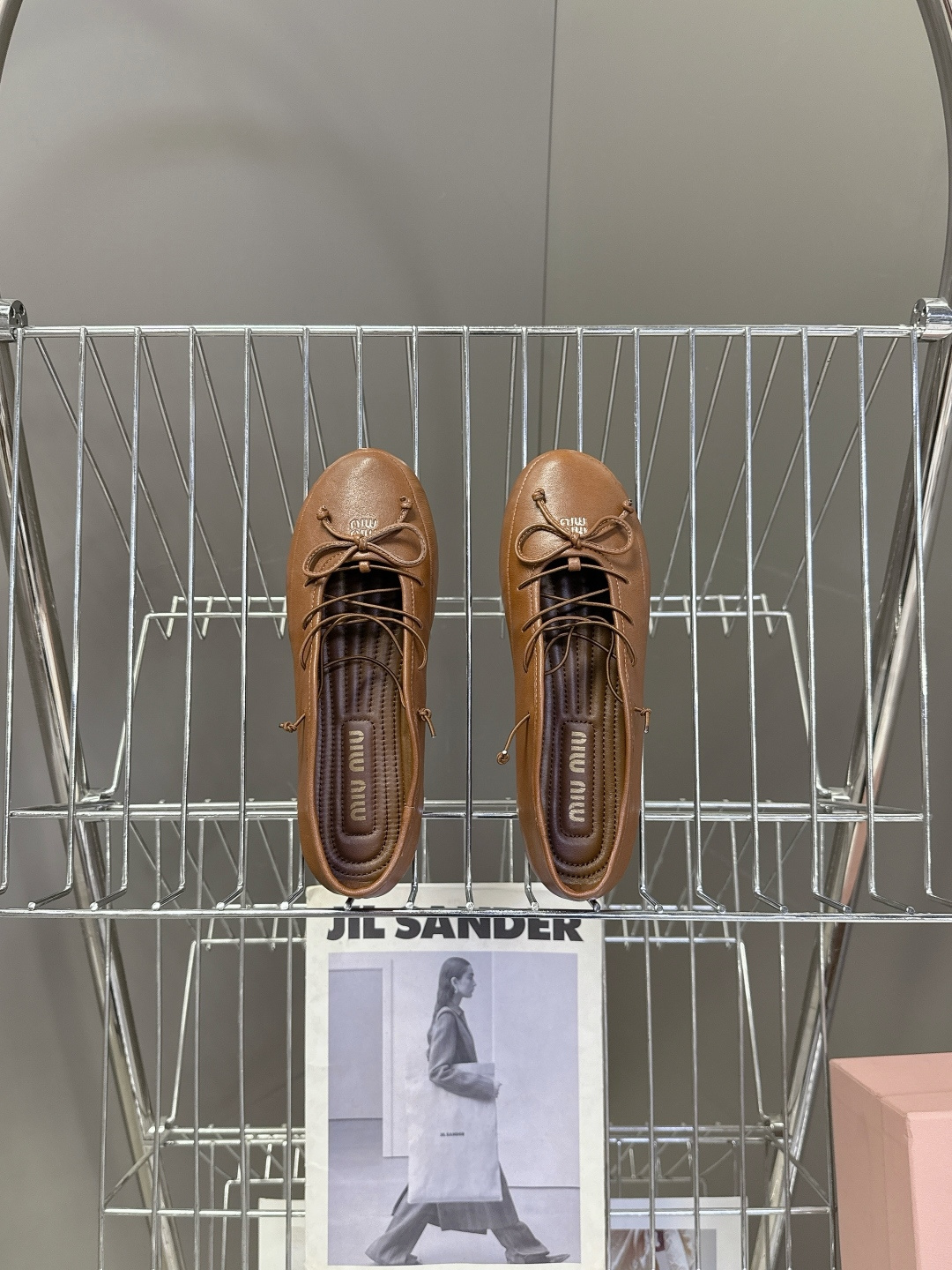 Miu Miu 缪缪春夏最新款系带蝴蝶结芭蕾鞋超多明星网红种草 这是miu家标志性的少女风平底鞋 属于品